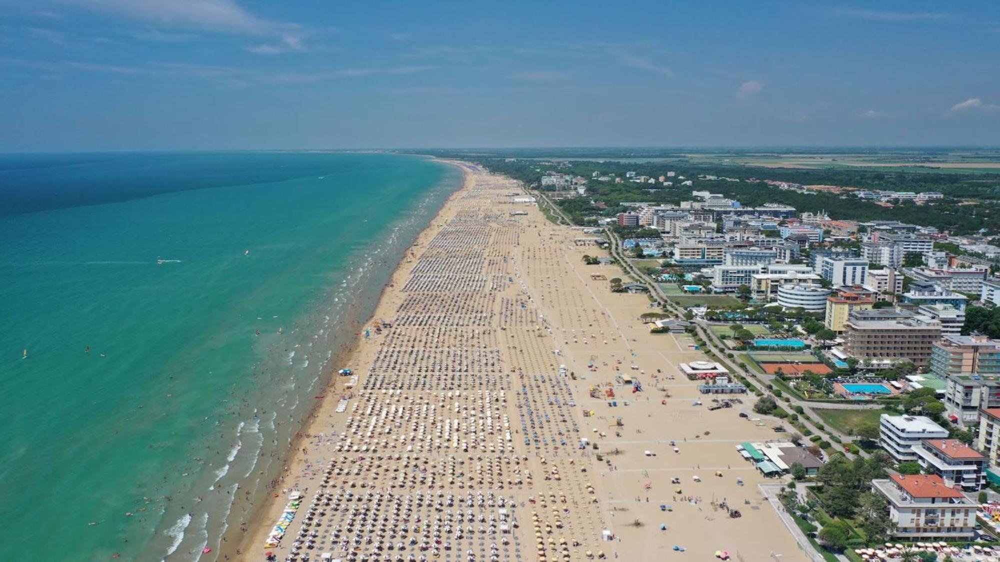 Luminous Apartment With Terrace - Beahost Rentals Bibione Esterno foto